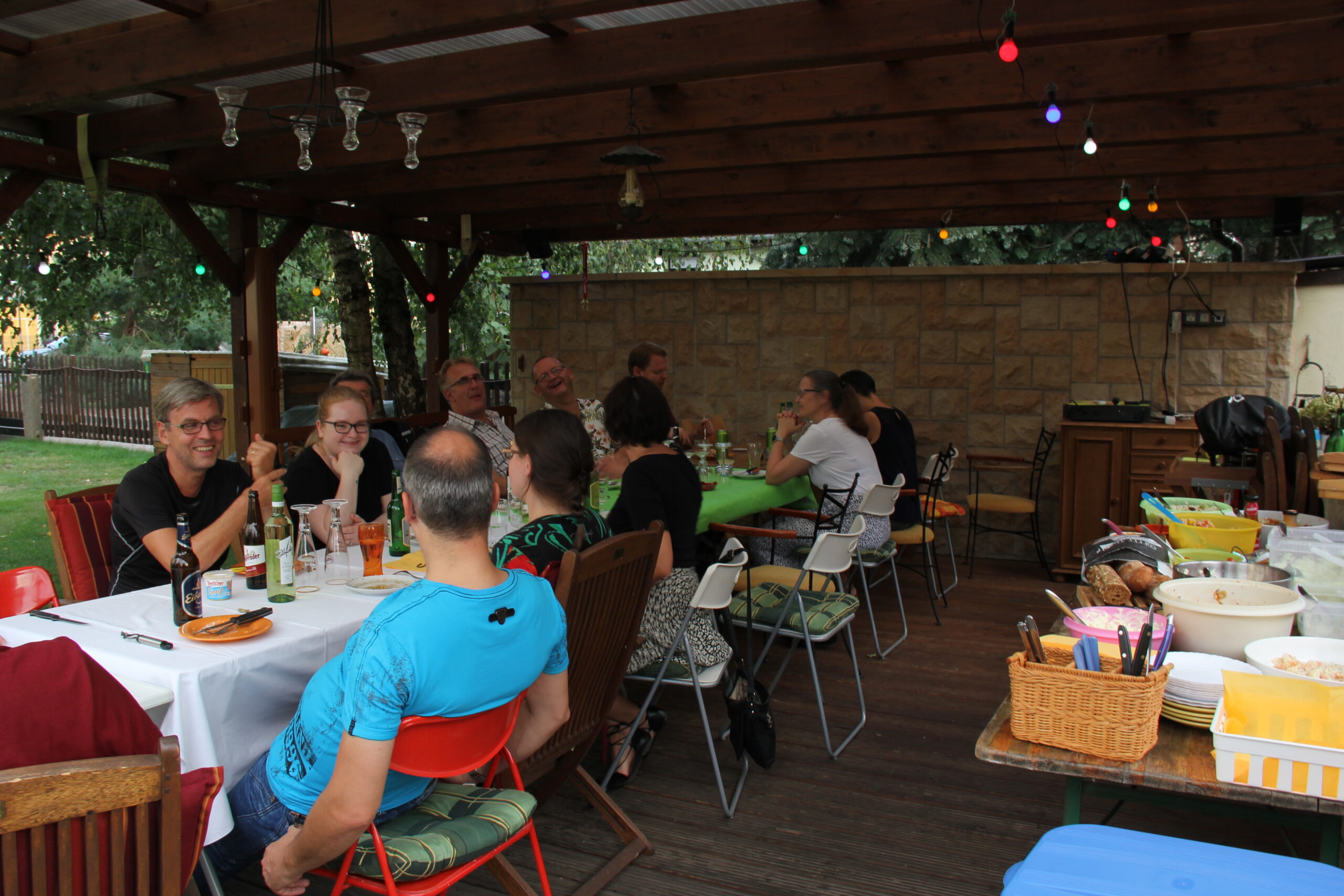 geselliges Zusammensitzen beim Mitarbeiterfest "Sieger der Herzen"